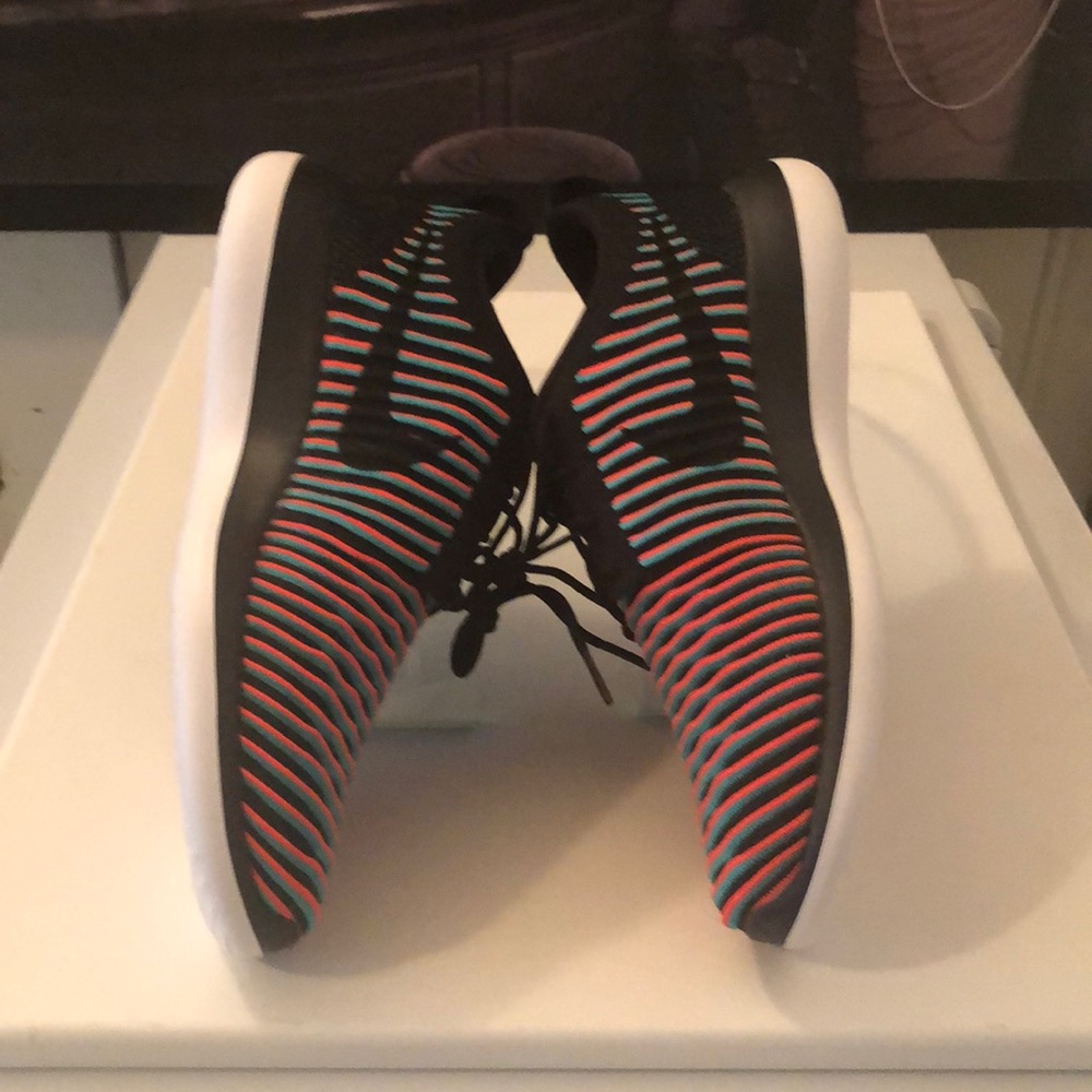 NIKE ROSHE TWO FLYKNIT SIZE 10